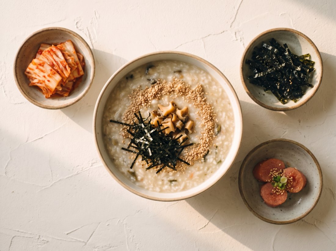 죽 전문점 메뉴 모음샷 — 전복죽과 밑반찬